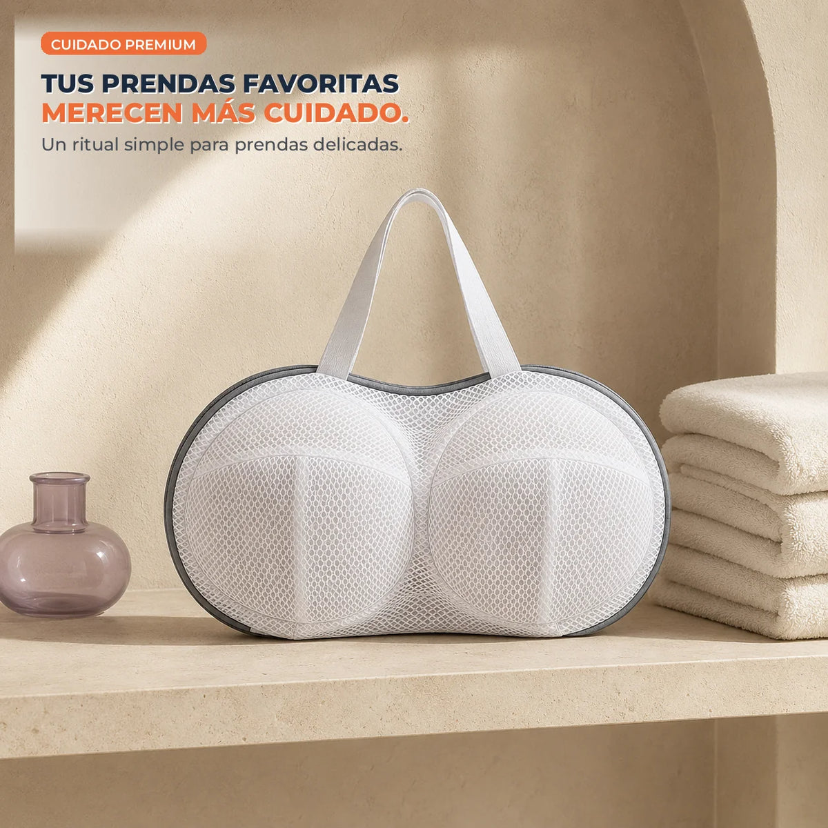Bolsa de lavado junto a toallas en zona de lavandería
