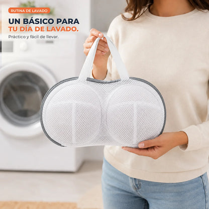 Bolsa de lavandería sostenida en las manos