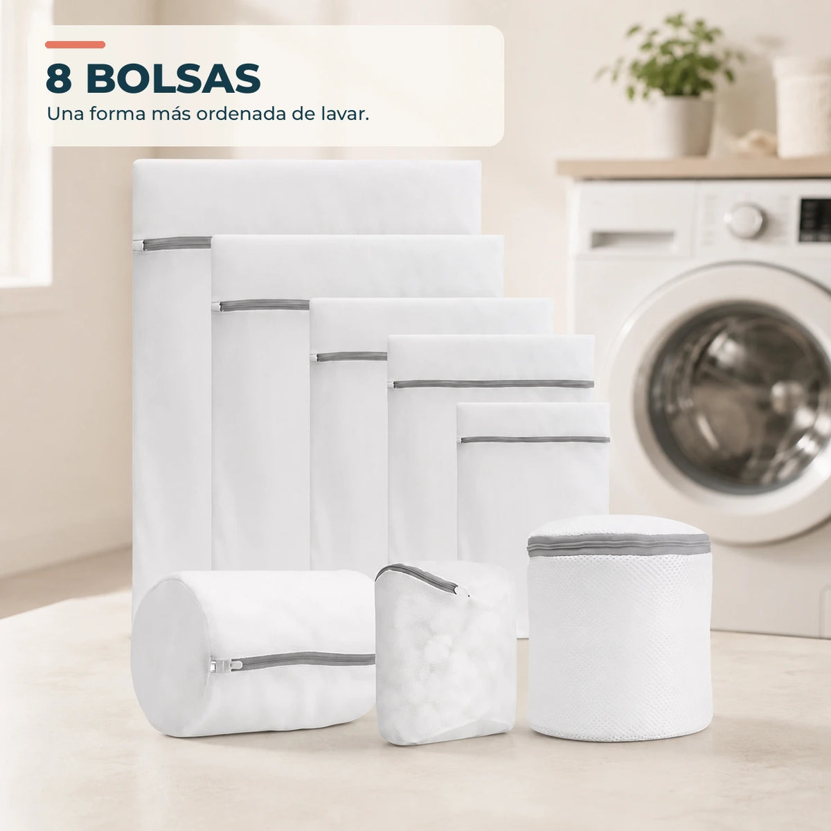 Kit de 8 bolsas blancas de malla para lavandería en varios tamaños junto a una lavadora.