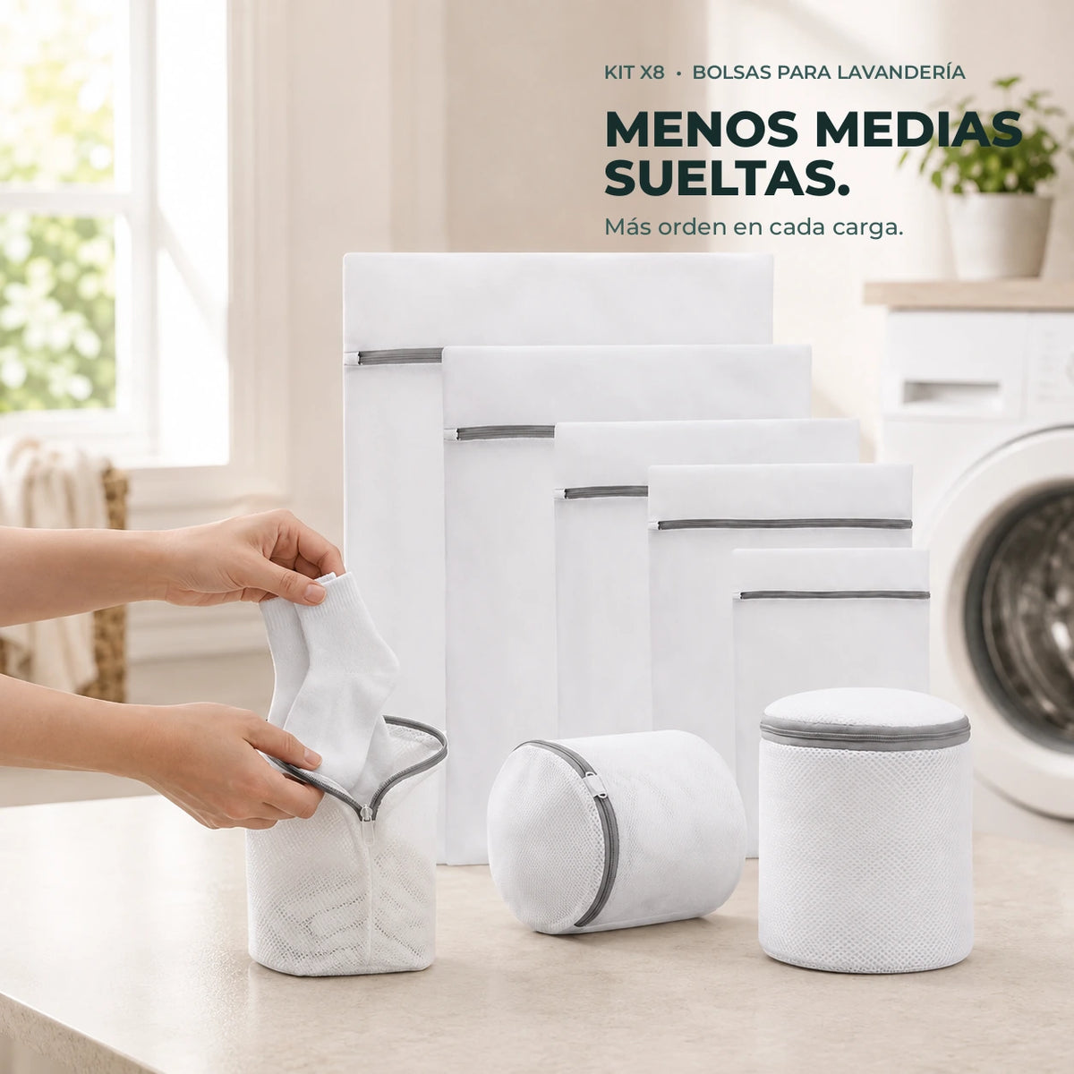 Bolsa de malla para medias con cierre gris junto al kit de 8 bolsas.
