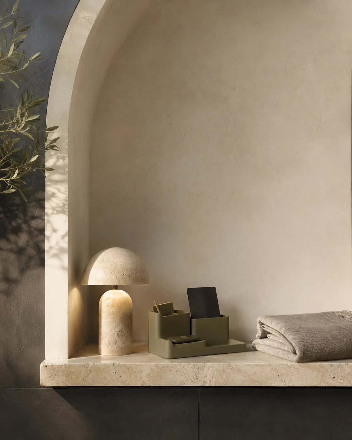 Escena editorial de hogar con iluminación y organización en tonos oliva